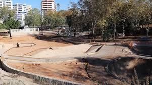 Por um parque da juventude e estacionamento na "Muralha"
