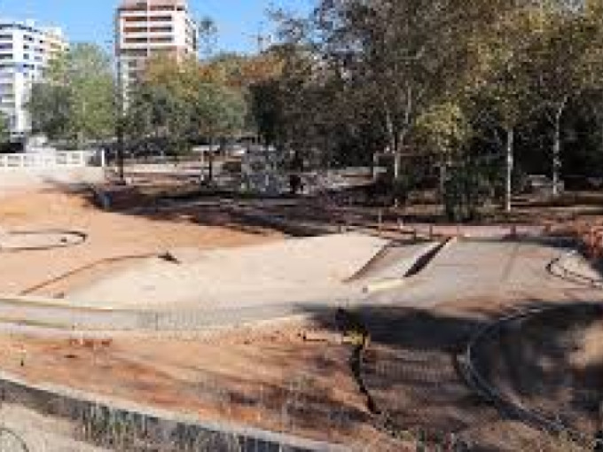 Por um parque da juventude e estacionamento na "Muralha"