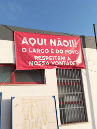 Pela Suspensão imediata dos trabalhos relativos ao projeto de construção de 14 fogos no Largo do Mercado de Bensafrim até conclusão do processo de reavaliação política e institucional