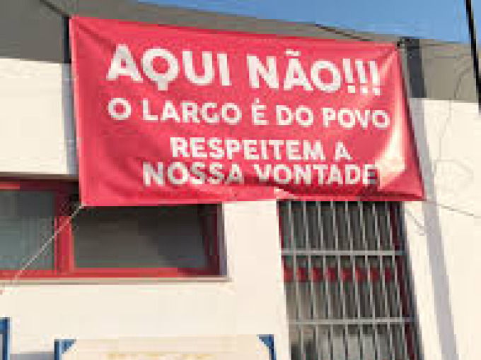 Pela Suspensão imediata dos trabalhos relativos ao projeto de construção de 14 fogos no Largo do Mercado de Bensafrim até conclusão do processo de reavaliação política e institucional