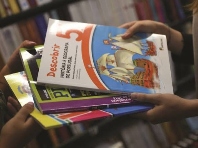 Apoio às Famílias: Livros de fichas gratuitos no 2.º e 3.º ciclos e gratuitidade dos almoços escolares